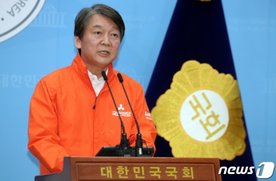 (서울=뉴스1) 김명섭 기자 = 대구계명대 동산병원 코로나19 의료봉사 후 지난 15일부터 2주간 자가격리 기간을 마친 안철수 국민의당 대표가 29일 서울 여의도 국회 소통관에서 기자회견을 하고 있다. 2020.3.29/뉴스1