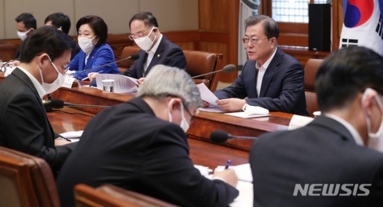 [서울=뉴시스]박영태 기자 = 문재인 대통령이 30일 청와대 본관 집현실에서 열린 제3차 비상경제회의에 참석해 발언하고 있다. 2020.03.30.  since1999@newsis.com