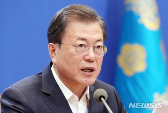 [서울=뉴시스]박영태 기자 = 문재인 대통령이 30일 청와대 본관 집현실에서 열린 제3차 비상경제회의에 참석해 발언하고 있다. 2020.03.30.  since1999@newsis.com