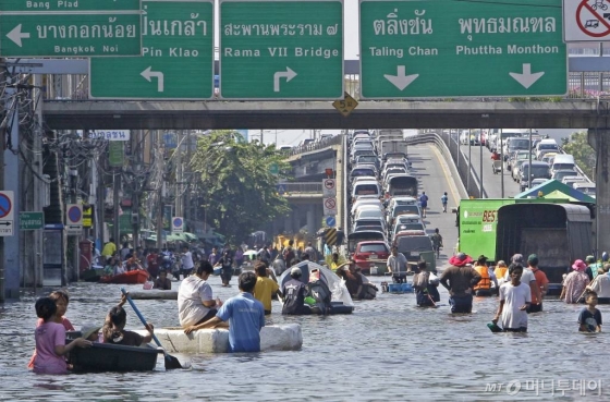2011년 태국에서 발생한 홍수로 토요타, 닛산, 미쓰비시, 혼다 등 태국 현지로 생산거점을 옮긴 일본 자동차 제조사들이 막대한 피해를 입었다. 사진은 2011년 당시 태국 홍수 현장 / 사진제공=뉴시스