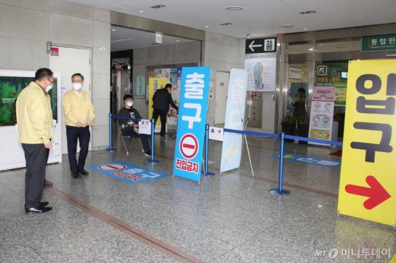 [서울=뉴시스] 고범준 기자 = 금천구가 신종 코로나바이러스 감염증(코로나19) 확산 차단을 위해 해외입국자(자가격리대상자)를 대상으로 특별 관리에 나선다고 밝힌 30일 유성훈(왼쪽 두번째) 구청장이 코로나19 확산 방지를 위한 통합민원실 출입구 이동 동선 정비현황을 확인하고 있다. (사진=금천구 제공) 2020.03.30.    photo@newsis.com