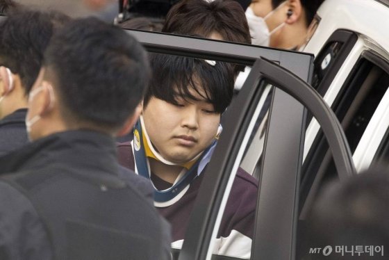 지난 25일 오전 미성년자를 포함한 여성들을 협박, 성 착취물을 제작·유포한 텔레그램 'n번방' 박사방의 운영자 조주빈(25)이 검찰에 송치되기 전 종로경찰서에서 기자들의 질문에 답을 한 뒤 호송차에 오르고 있다./사진=김창현 기자 chmt@