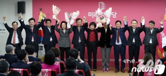 (서울=뉴스1) 박세연 기자 = 원유철 미래한국당 대표가 27일 오후 서울 영등포구 당사에서 열린 국민 공천장 수여식에서 미래통합당에서 이적한 의원들에게 꽃다발을 전달 후 기념촬영을 하고 있다. 왼쪽 두번째부터 원유철 대표, 문진국, 윤종필, 김종석, 김순례, 김승희, 김규환 의원. 2020.3.27/뉴스1