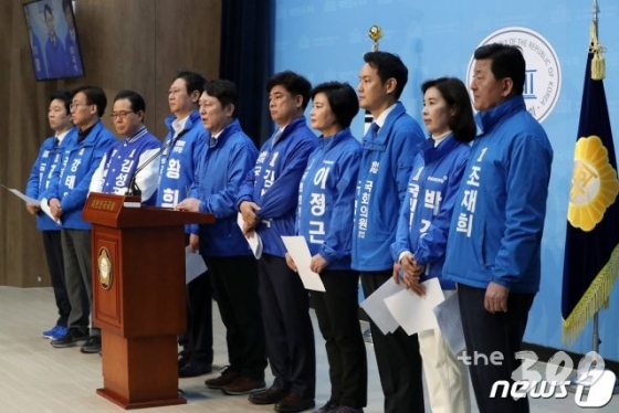 (서울=뉴스1) 박세연 기자 = 최재성 의원을 비롯한 더불어민주당 의원들이 27일 오전 서울 여의도 국회 소통관에서 종부세 완화 추진 부동산 대책 관련 합동기자회견을 하고 있다. 이들은 1세대 1주택 실거주자의 종부세 완화를 촉구했다. 2020.3.27/뉴스1