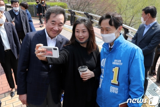 이낙연 더불어민주당 상임선대위원장이 1일 이탄희 경기 용인시정 후보와 함께 경기도 용인시 용인동백호수공원을 방문해 시민들과 사진을 찍고 있다/사진=뉴스1