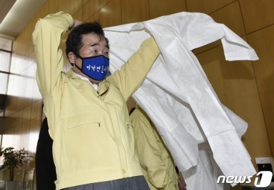 이낙연 더불어민주당 코로나19 국난극복위원장이 1일 오후 경기 용인시 GC녹십자의료재단 본사를 방문해 의료가운을 입고 있다/사진=뉴스1