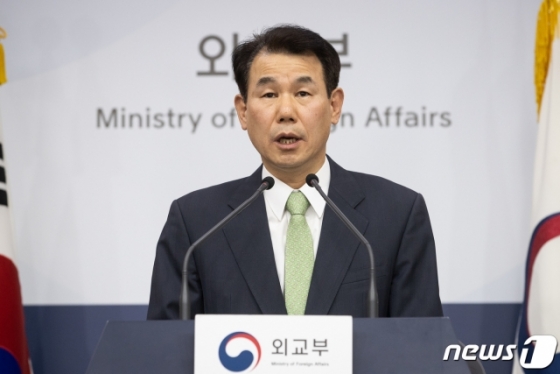 (서울=뉴스1) 유승관 기자 = 정은보 외교부 한미 방위비분담특별협정(SMA)협상대사가 28일 서울 종로구 정부서울청사 별관에서 주한미군의 한국인 근로자 무급휴직 계획에 대한 입장을 밝히고 있다. 2020.2.28/뉴스1