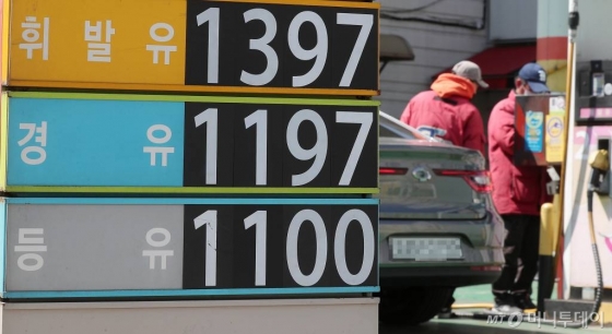 국제 유가 9주 연속 폭락 영향으로 전국 주유소 휘발유 가격이 하락한 29일 오전 서울 시내의 한 주유소에서 휘발유 1,397원, 경유 1,197원에 판매되고 있다. / 사진=김창현 기자 chmt@