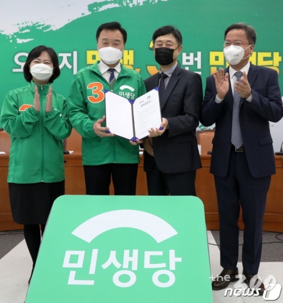 (서울=뉴스1) 박세연 기자 = 손학규 민생당 상임선대위원장(왼쪽 두번째)이 3일 오전 서울 여의도 국회에서 열린 콜센터 상담사 처우 개선을 위한 한국컨택센터산업협회 정책의견 전달식에서 황규만 사무총장(왼쪽 세번째)에게 정책의견을 전달받고 있다. 2020.4.3/뉴스1