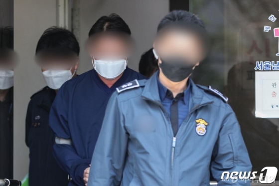 (서울=뉴스1) 성동훈 기자 = 1조6000억원 규모 '라임자산운용 환매 중단 사태'와 관련해 긴급 체포된 신한금융투자 전 본부장 임모 씨가 27일 오후 서울 양천구 서울남부지방법원에서 구속 전 피의자심문(영장실질심사)을 받고 청사를 나서고 있다. 2020.3.27/뉴스1