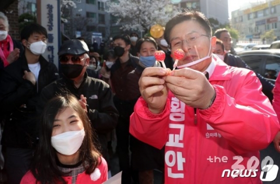 (서울=뉴스1) 김명섭 기자 = 황교안 미래통합당 종로구 후보가 3일  서울 종로구 이화동 거리 유세에서 어린이로 부터 편지와 사탕을 받고 고마워 하고 있다. 2020.4.3/뉴스1