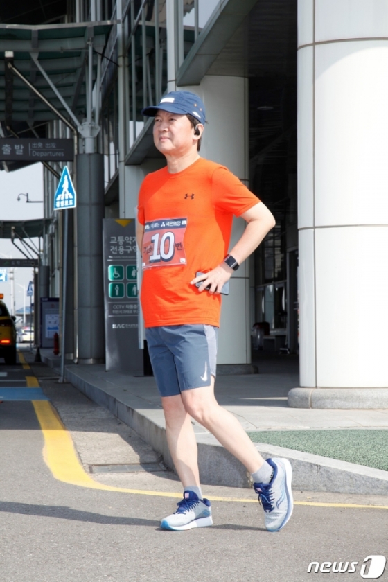 국토종주 중인 안철수 국민의당 대표/사진=뉴스1