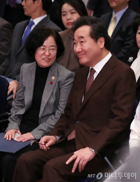 이낙연 국무총리(오른쪽), 조성욱 공정거래위원장이 3일 오후 서울 영등포구 여의도 중소기업중앙회에서 열린 '제24회 소비자의 날 기념식'에 참석해 대화를 나누고 있다. / 사진=김휘선 기자 hwijpg@