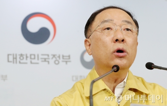 홍남기 경제부총리 겸 기획재정부 장관이 19일 오후 서울 종로구 정부서울청사에서 열린 '비상경제회의' 결과를 브리핑하고 있다. / 사진=김창현 기자 chmt@