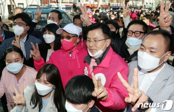 (서울=뉴스1) 김명섭 기자 = 황교안 미래통합당 종로구 후보가 5일 오후 서울 종로구 충신시장에서 시민들과 기념촬영을 하고 있다. 2020.4.5/뉴스1