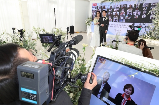 온라인으로 하객을 초대한 신랑과 신부가 4월 4일 강남구 소재 예식장에서 ‘유튜브 라이브 결혼식’을 진행하고 있다./사진=KT