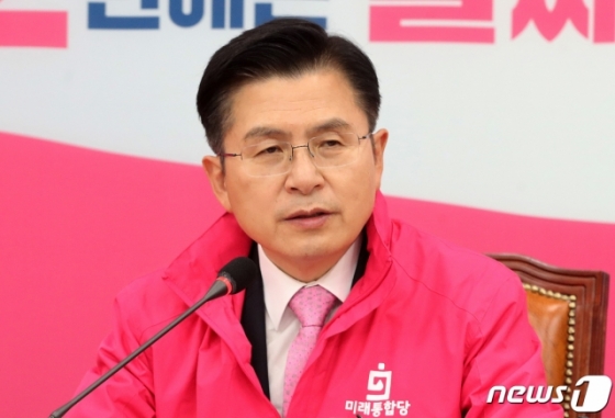 (서울=뉴스1) 박세연 기자 = 황교안 미래통합당 대표가 6일 오후 서울 여의도 국회에서 김동명 한국노총 위원장과 면담을 갖고 인사말을 하고 있다. 2020.4.6/뉴스1