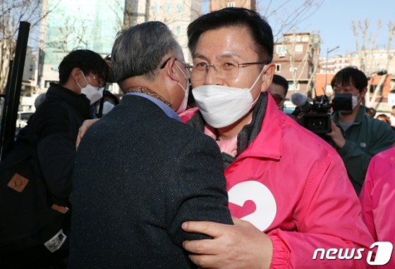 (서울=뉴스1) 김명섭 기자 = 황교안 미래통합당 종로구 후보가 5일 오후 서울 종로구 충신시장에서 시민들과 인사를 하고 있다. 2020.4.5/뉴스1