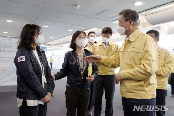 [서울=뉴시스]문재인 대통령이 7일 인천국제공항 입국 검역소를 방문해 코로나19 방역 최일선 현장에서 근무하고 있는 인천공항 검역소 관계자를 비롯한 관계부처 직원들을 격려하고 있다.(사진=청와대 제공) 2020.04.07.   photo@newsis.com