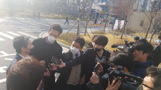 6일 수원지방법원에서 열린 '와치맨'에 대한 추가 공판 직후 변호인이 기자들에게 브리핑하고 있다. 변호인은 "와치맨은 기존 검찰의 공소사실 외에 추가 범행을 하지 않았고 박사방과 무관하다"고 주장했다. /사진=유동주