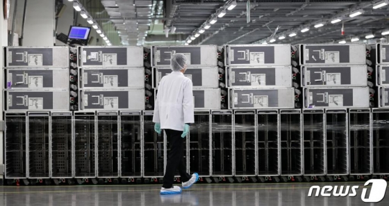 항공업계가 신종 코로나바이러스 감염증(코로나19)의 세계적 대유행(팬데믹·pandemic)으로 직격탄을 맞은 가운데 2일 대한항공 인천 기내식 센터에 텅 빈 밀카트가 쌓여 있다. 지난해 3월 하루 약 8만 식의 기내식을 만들던 이 센터는 현재 하루 2천900여 식만 생산하고 있다. /사진=뉴스1