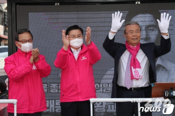 (서울=뉴스1) 김명섭 기자 = 김종인 미래통합당 총괄선대위원장이 6일 오후 서울 종로 평창동에서 열린 황교안 종로구 후보 선거유세에서 유권자들에게 지지를 호소하고 있다. 2020.4.6/뉴스1