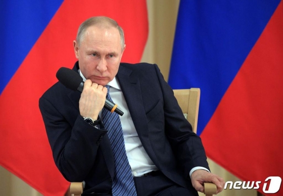 (모스크바 AFP=뉴스1) 우동명 기자 = 블라디미르 푸틴 러시아 대통령이 26일(현지시간) 모스크바 교외 노보 아가르요보의 관저에서 기업인들과 만나고 있다.   ⓒ AFP=뉴스1