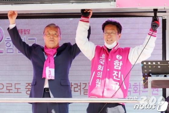 (시흥=뉴스1) 조태형 기자 = 김종인 미래통합당 총괄선대위원장이 8일 오전 경기도 시흥시 삼미시장을 방문해 함진규 시흥시갑 후보자와 함께 시민들에게 지지를 호소하고 있다. 200.4.8/뉴스1