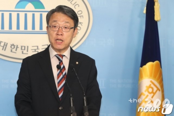 (서울=뉴스1) 임세영 기자 = 김성식 무소속 의원이 지난달 3일 오전 서울 여의도 국회 정론관에서 기자회견을 갖고 21대 총선 관악갑 지역에 무소속 출마를 선언하고 있다. 2020.3.3/뉴스1