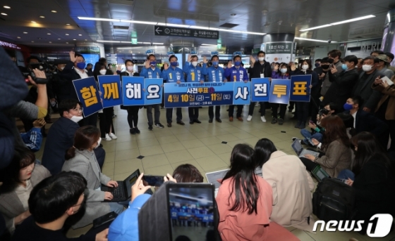 (부산=뉴스1) 임세영 기자 = 이낙연 더불어민주당 공동상임선대위원장이 8일 부산 서면역에서 부산 진구갑 김영춘 후보, 진구을 류영진 후보 지원유세를 하던 중 사전투표 캠페인을 하고 있다. 2020.4.8/뉴스1