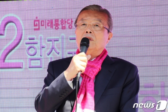 (시흥=뉴스1) 조태형 기자 = 김종인 미래통합당 총괄선대위원장이 8일 오전 경기도 시흥시 삼미시장을 방문해 함진규 시흥시갑 후보자와 함께 시민들에게 지지를 호소하고 있다. 200.4.8/뉴스1