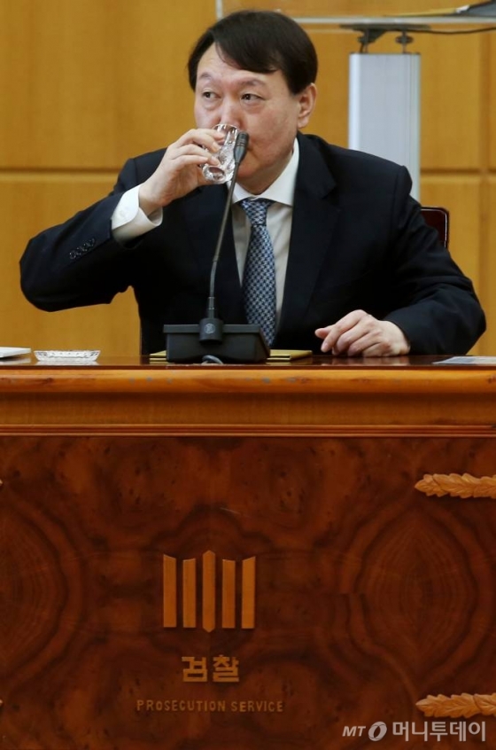 윤석열 검찰총장이 10일 오전 서울 서초동 대검찰청에서 열린 '전국 지검장 및 선거 담당 부장검사 회의'에 참석해 물을 마시고 있다. / 사진=강민석 기자 msphoto94@
