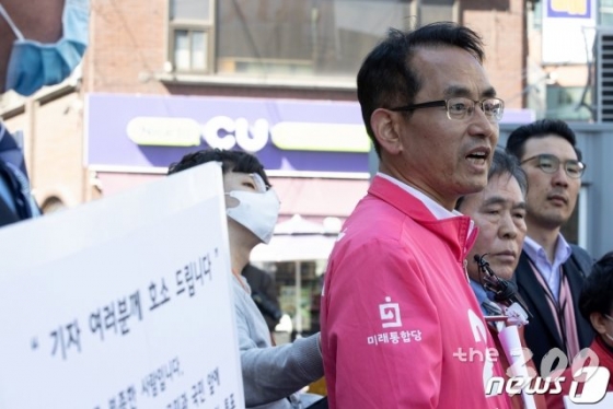 (서울=뉴스1) 이승배 기자 = '막말 논란'으로 미래통합당 서울 관악갑 후보에서 제명이 결정된 김대호 후보가 8일 오전 서울 영등포구 미래통합당 중앙당사 앞에서 입장을 발표하고 있다. 이날 미래통합당 중앙윤리위원회는 김 후보 제명을 의결했으나 김 후보는 결정에 반발, 총선 완주의 뜻을 밝혔다. 2020.4.8/뉴스1