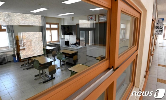 (서울=뉴스1) 김진환 기자 = 코로나19 영향으로 실시되는 '온라인 개학'을 하루 앞둔 8일 오후 서울 종로에 위치한 시각장애 특수학교인 서울맹학교에서 원격수업이 진행되고 있는 가운데 통합과학 담당 박동해 교사가 학생들과 수업을 진행하고 있다. 2020.4.2/뉴스1