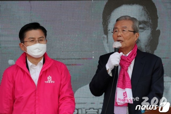 (서울=뉴스1) 김명섭 기자 = 김종인 미래통합당 총괄선대위원장이 6일 오후 서울 종로 평창동에서 열린 황교안 종로구 후보 선거유세에서 유권자들에게 지지를 호소하고 있다. 2020.4.6/뉴스1