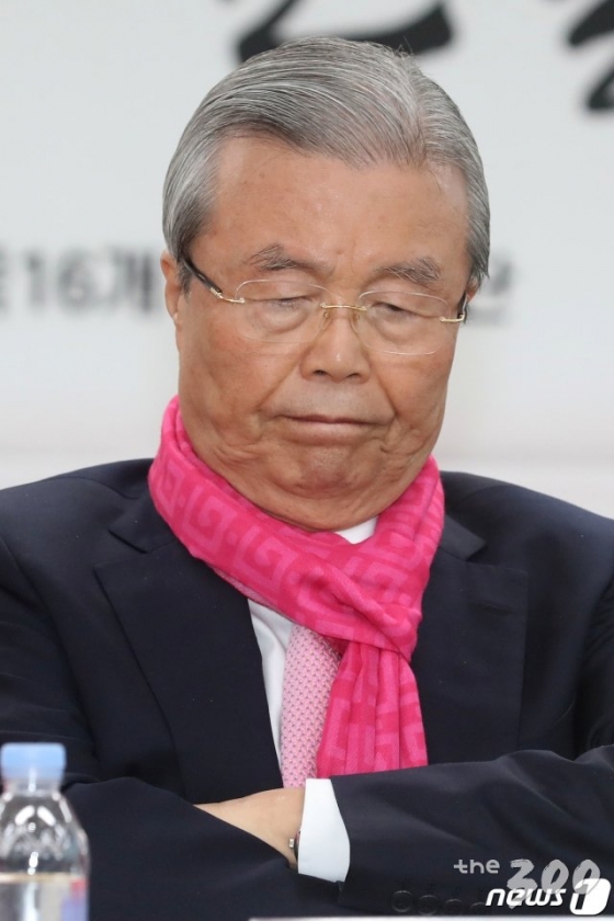 (서울=뉴스1) 임세영 기자 = 김종인 미래통합당 총괄선대위원장이 9일 오후 서울 영등포구 중앙당사에서 미래한국당 주최로 열린 제21대 총선 소상공인 정책 전달식에 서 생각에 잠겨 있다. 2020.4.9/뉴스1
