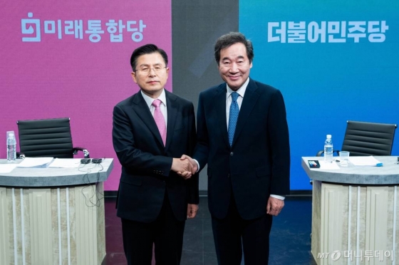 제 21대 총선 종로에 출마한 더불어민주당 이낙연 후보와 미래통합당 황교안 후보가 6일 오전 서울 강서구 한 방송제작센터에서 열린 토론회에 앞서 악수하고 있다. / 사진=홍봉진 기자 honggga@