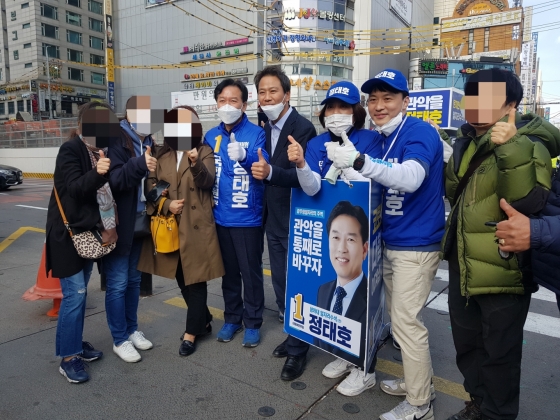임종석 전 대통령 비서실장이 12일 정태호 더불어민주당 관악을 후보와 함께 당원들과 사진을 찍고 있다./사진=이지윤 기자