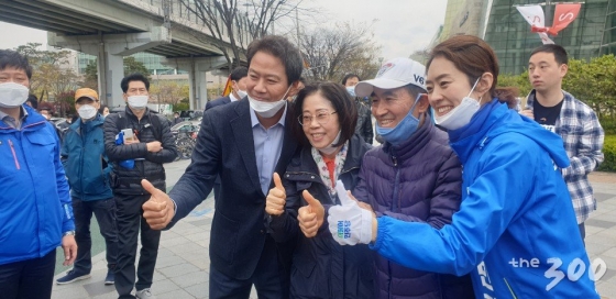 12일 서울 광진구 건대입구역 사거리에서 임종석 전 청와대 비서실장과 고민정 더불어민주당 후보가 지지자들과 사진을 찍고 있다./사진=이해진 기자