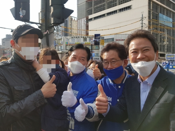 임종석 전 대통령 비서실장이 12일 더불어민주당 소속 유기홍(관악갑)·정태호(관악을) 후보와 함께 시민과 사진을 찍고 있다./사진=이지윤 기자