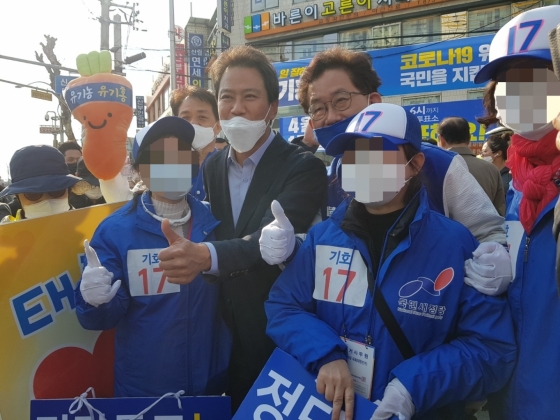 임종석 전 대통령 비서실장이 12일 국민새정당 관계자들과 사진을 찍고 있다./사진=이지윤 기자