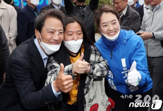 (서울=뉴스1) 김명섭 기자 = 고민정 더불어민주당 광진을 후보와 임종석 전 대통령비서실장이 12일 서울 광진구 건대역 사거리에서 유세를 마치고 시민들과 기념촬영을 하고 있다. 2020.4.12/뉴스1