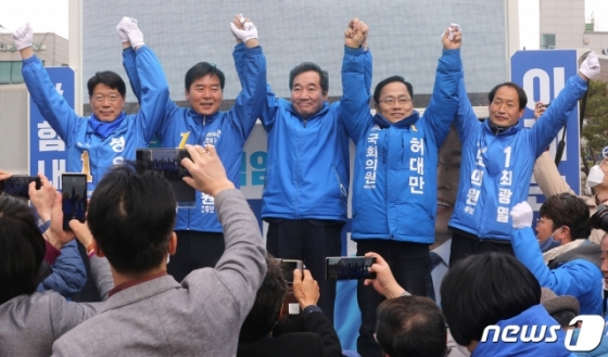 이낙연 더불어민주당 상임공동선대위원장이 13일 오전 경북 포항 남구 포항시청 앞에서 시민들에게 오중기 민주당 포항시북구 후보와 허대만 포항시남구울릉군 후보의 지지를 호소하고 있다. 2020.4.13/사진=뉴스1