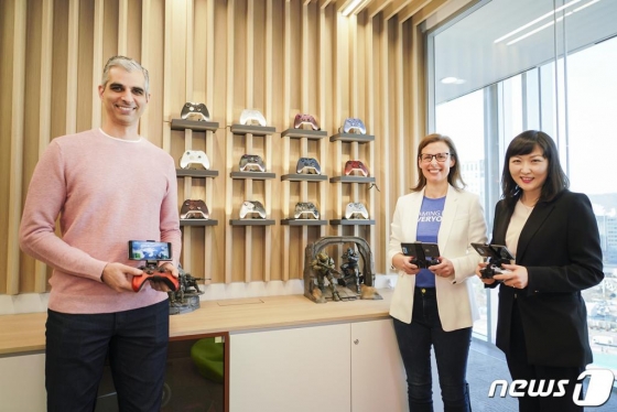 (서울=뉴스1) = SK텔레콤이 마이크로소프트(MS)와 ‘프로젝트 엑스클라우드(Project xCloud, 이하 엑스클라우드)’ 초반 인기에 힘입어 21일부터 시범 서비스를 대폭 확대한다. '엑스클라우드’ 게임 수를 85종으로 약 3배 늘리고 이 중 40여 종의 게임에 한국어 자막, 음성을 지원한다.  카림 초우드리(왼쪽부터) MS 클라우드 게임 총괄 부사장, 캐서린 글룩스타인 MS 클라우드 게임 본부장, 전진수 SK텔레콤 5GX서비스사업본부장이 한국 MS 본사에서 ‘엑스클라우드’ 시범 서비스 확대를 알리고 있다. (SK텔레콤 제공) 2020.1.21/뉴스1