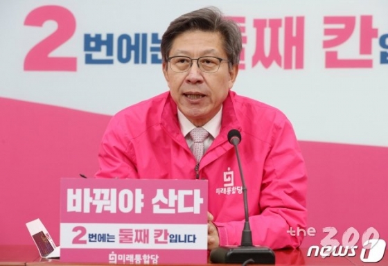 (서울=뉴스1) 박세연 기자 = 박형준 미래통합당 공동선거대책위원장이 13일 오전 서울 여의도 국회에서 열린 기자간담회에서 발언을 하고 있다. 박 위원장은 “차명진 후보에 대한 제명을 신속히 추진하기로 했다'며 '빠른 시간 안에 최고위를 열어 결정하겠다”고 밝혔다. 2020.4.13/뉴스1