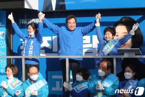 이낙연 더불어민주당 공동상임선대위원장이 13일 오후 서울 광진구 7호선 건대입구역 앞에서 고민정 광진을 후보의 유세현장을 찾아 유권자들에게 지지를 호소하고 있다. 2020.4.13/사진=뉴스1