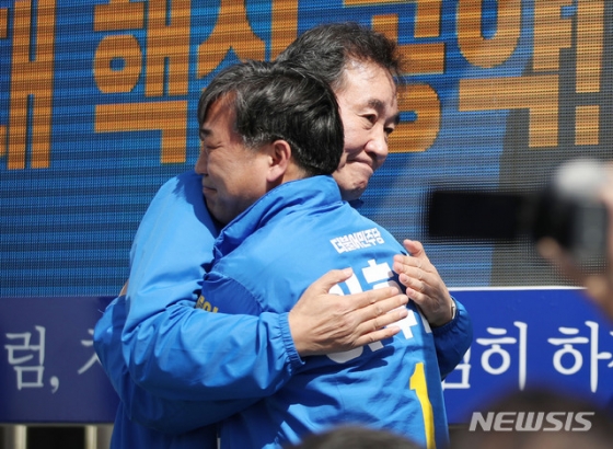 이낙연 더불어민주당 공동상임선대위원장이 13일 충북 제천역 인근에서 충북 제천단양 이후삼 후보 지원유세를 한 후 이후삼 후보와 포옹하고 있다. 2020.04.13./사진=뉴시스