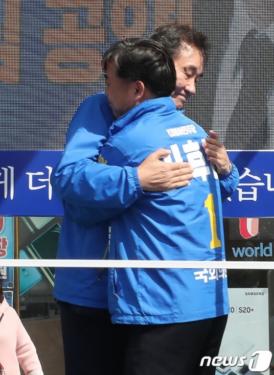 이낙연 더불어민주당 상임공동선대위원장이 13일 오후 충북 제천시 제천역 인근에서 이후삼 민주당 제천시단양군 후보의 지원유세를 마치고 포옹을 나누고 있다. 2020.4.13/사진=뉴스1