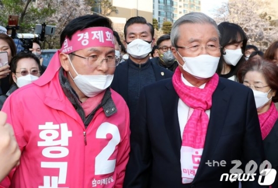 (서울=뉴스1) 김명섭 기자 = 황교안 미래통합당 종로구 후보와 김종인 총괄선대위원장이 12일 서울 종로구 무악동 거리유세에서 시민들과 인사를 하고 있다. 2020.4.12/뉴스1