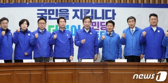 이낙연 더불어민주당 상임선대위원장, 우희종, 이종걸 더불어시민당 공동상임선대위원장이 14일 서울 여의도 국회에서 열린 더불어민주당·더불어시민당 합동 선대위회의에서 참석자들과 총선 승리를 다짐하며 구호를 외치고 있다.   왼쪽 네번째부터 이인영 더불어민주당 원내대표, 이낙연 상임선대위원장, 우희종, 이종걸 더불어시민당 공동상임선대위원장/사진=뉴스1